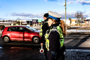 Policjanci kontrolują ciężarówki i busy