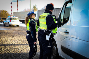 Policjanci kontrolują ciężarówki i busy