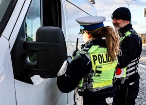 Policjanci kontrolują ciężarówki i busy