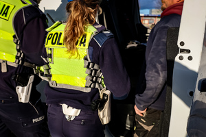 Policjanci kontrolują ciężarówki i busy