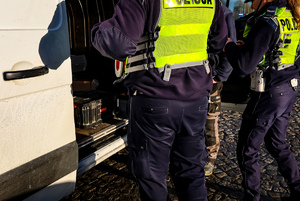 Policjanci kontrolują ciężarówki i busy