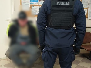 Policjant z zatrzymanym mężczyzną