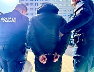 Policjanci z zatrzymaną