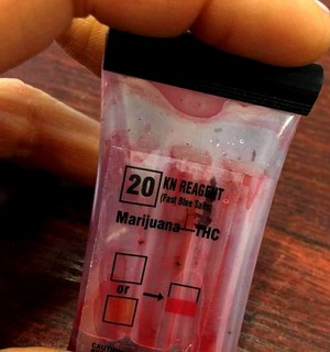 Tester na zawartość narkotyków, który zabarwił na czerwono i wskazał na marihuanę