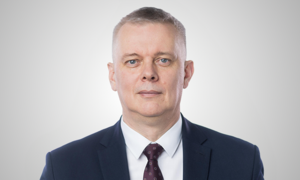 mężczyzna w garniturze