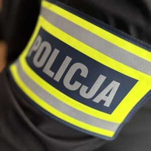 opaska z napisem policja