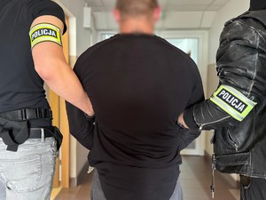 Policjanci z zatrzymanym mężczyzną