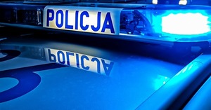 włączone sygnały błyskowe na radiowozie