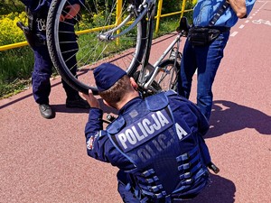 Policjanci sprawdzający legalność posiadania rowerów