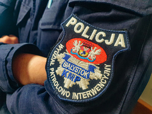 naszywka na ramieniu policjanta