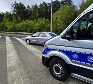 Radiowóz i zatrzymany pojazd do kontroli