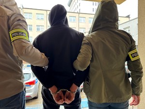 Napastnicy doprowadzani przez policjantów