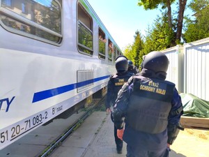 ćwiczenia policjantów ze strażą ochrony kolei