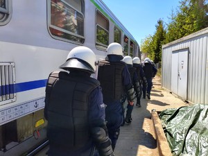 ćwiczenia policjantów ze strażą ochrony kolei