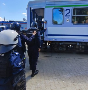 ćwiczenia policjantów ze strażą ochrony kolei