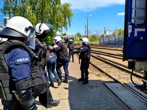 ćwiczenia policjantów ze strażą ochrony kolei
