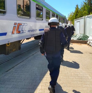 ćwiczenia policjantów ze strażą ochrony kolei