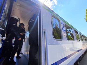 ćwiczenia policjantów ze strażą ochrony kolei