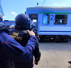 ćwiczenia policjantów ze strażą ochrony kolei