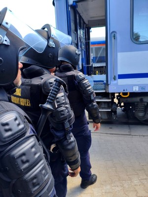 ćwiczenia policjantów ze strażą ochrony kolei