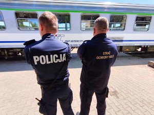 ćwiczenia policjantów ze strażą ochrony kolei