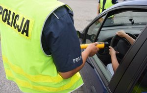 Policjant bada trzeźwość kierowcy
