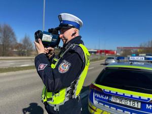 Policjant mierzący prędkość