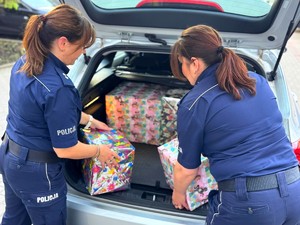 Policjanci przekazujący prezenty dzieciom