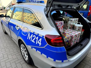 Policjanci przekazujący prezenty dzieciom