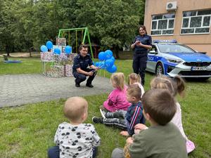 pOLICJANCI NA DZIEŃ DZIECKA W DOMU DZIECKA