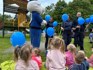 pOLICJANCI NA DZIEŃ DZIECKA W DOMU DZIECKA