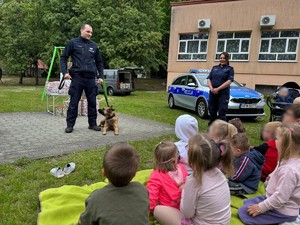 pOLICJANCI NA DZIEŃ DZIECKA W DOMU DZIECKA