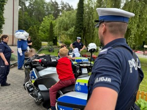 pOLICJANCI NA DZIEŃ DZIECKA W DOMU DZIECKA