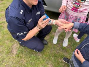 pOLICJANCI NA DZIEŃ DZIECKA W DOMU DZIECKA