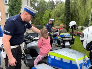 pOLICJANCI NA DZIEŃ DZIECKA W DOMU DZIECKA