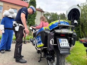 pOLICJANCI NA DZIEŃ DZIECKA W DOMU DZIECKA