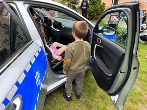 pOLICJANCI NA DZIEŃ DZIECKA W DOMU DZIECKA