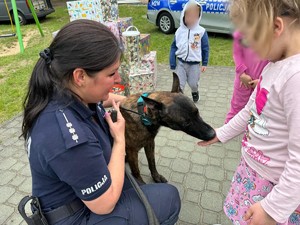 pOLICJANCI NA DZIEŃ DZIECKA W DOMU DZIECKA
