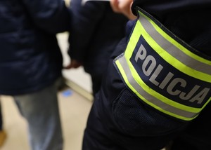 Opaska na rękawie z napisem policja