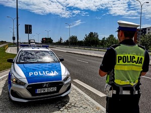 Policjant stojący przy radiowozie