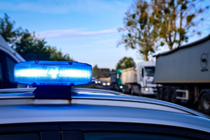 Policjanci badają stan trzeźwości kierowców