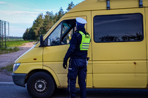 Policjanci badają stan trzeźwości kierowców
