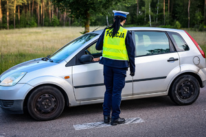 Policjanci badają stan trzeźwości kierowców