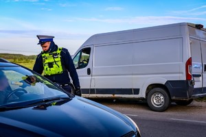 Policjanci badają stan trzeźwości kierowców