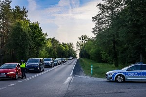 Policjanci badają stan trzeźwości kierowców