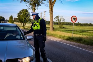 Policjanci badają stan trzeźwości kierowców