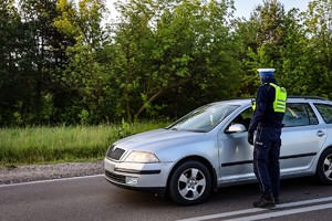 Policjanci badają stan trzeźwości kierowców