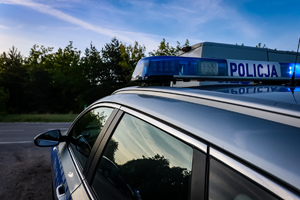 Policjanci badają stan trzeźwości kierowców