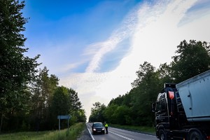 Policjanci badają stan trzeźwości kierowców