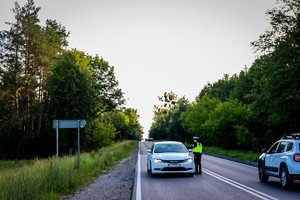 Policjanci badają stan trzeźwości kierowców
